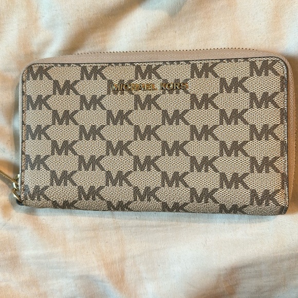 Tan Michael Kors wallet gently used brand new - Picture 1 of 3